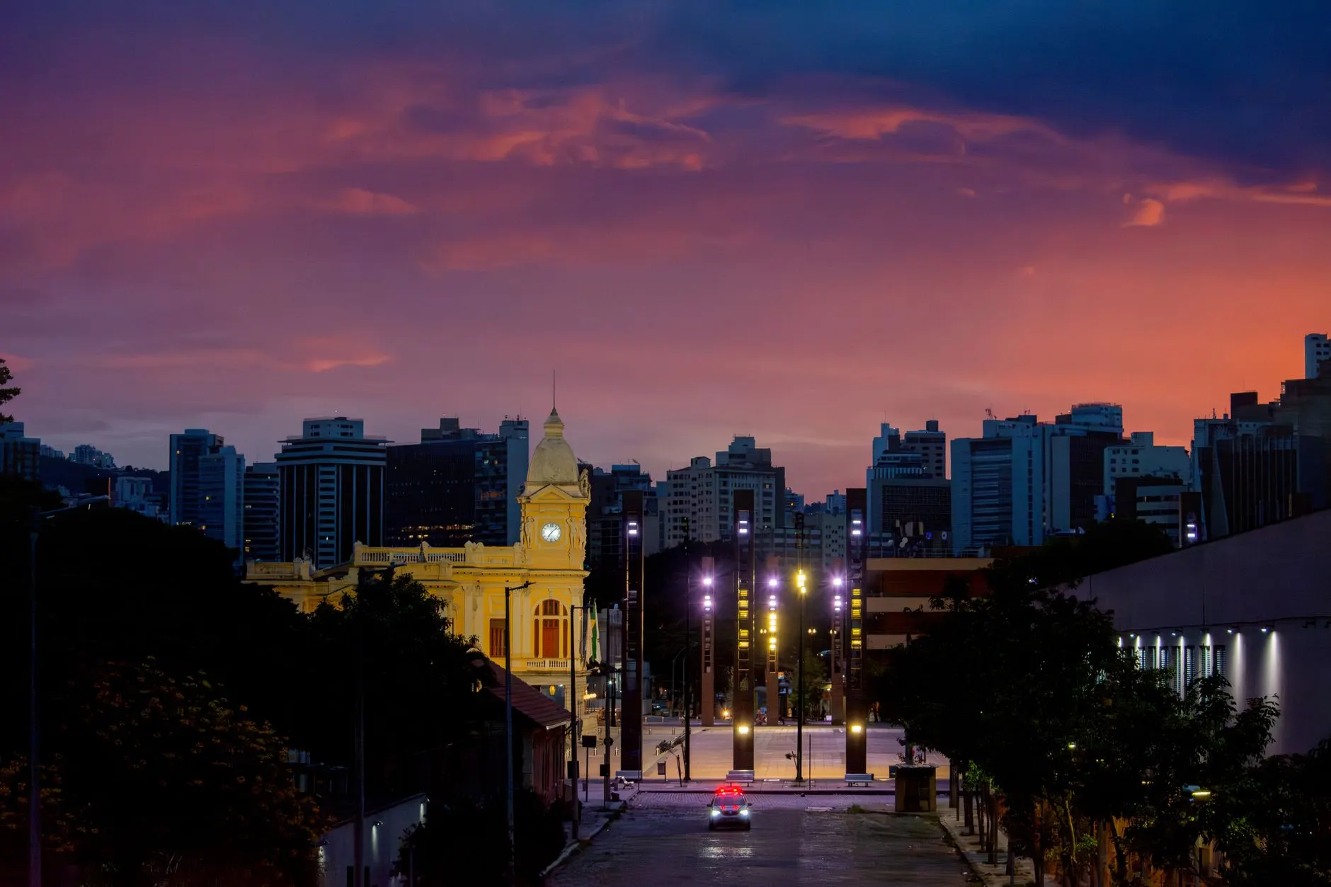 Praça da Estação, no Centro de Belo Horizonte, ao entardecer, com o prédio histórico da estação e a torre do relógio